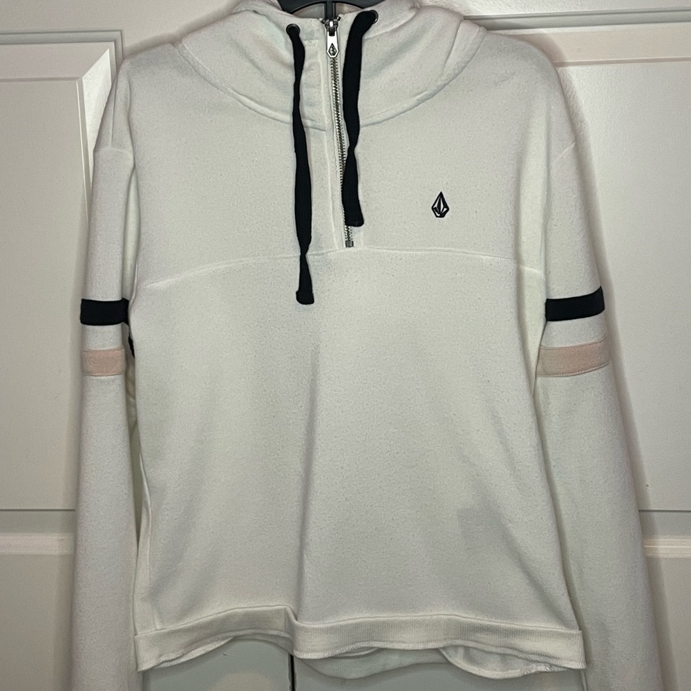 White hoodie with zipper thats soft only worn once.